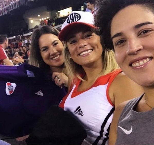 Rocío Oliva (centro) durante un juego de River Plate