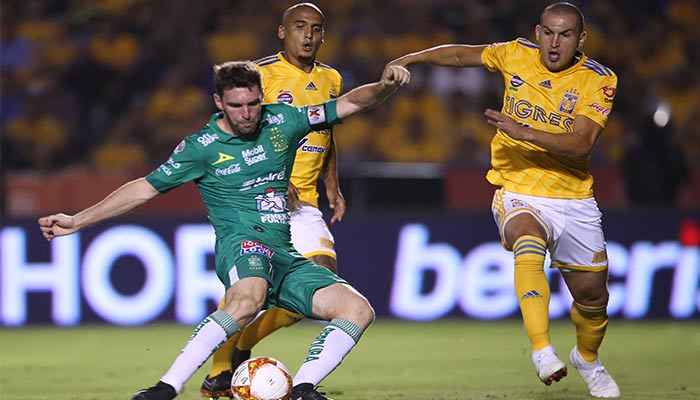 Boselli disputando el balón en la Liga MX 