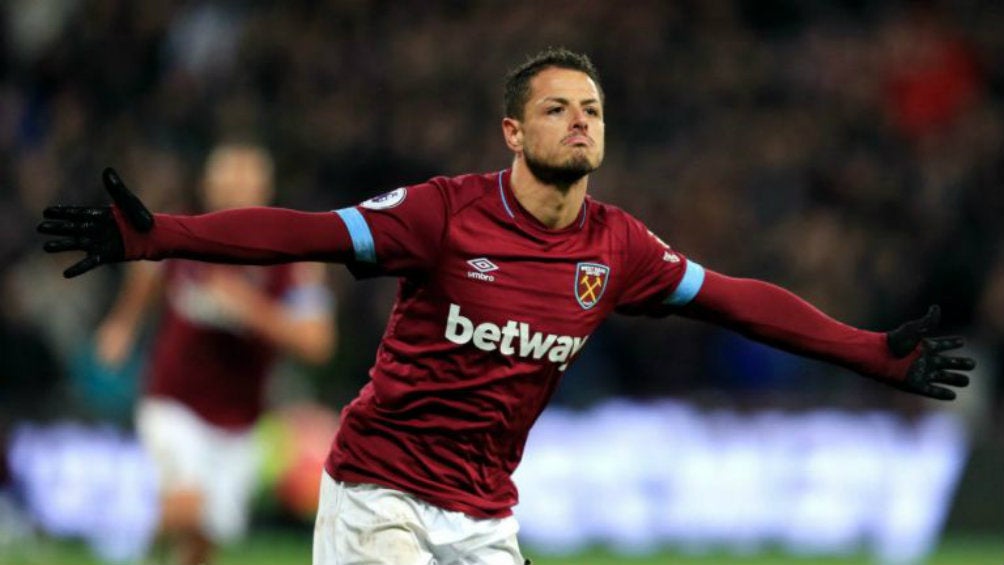 Chicharito festejando un gol con el West Ham 