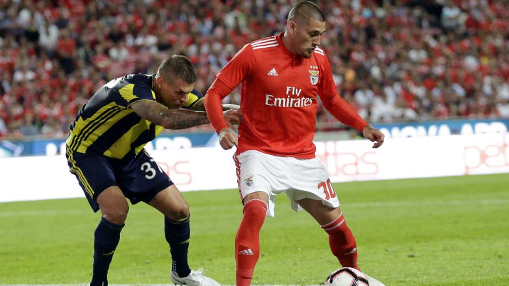 Nicolás Castillo con el Benfica enfrentando al Fenerbahce