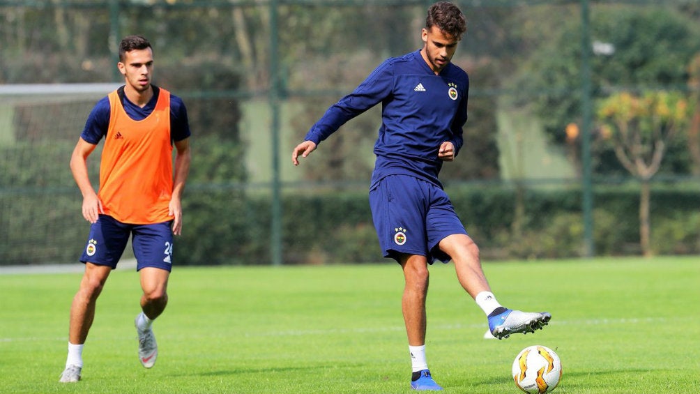 Diego Reyes en entrenamiento con el Fenerbahce 