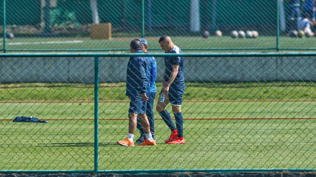 Aguilar abandonando en entrenamiento de Cruz Azul 