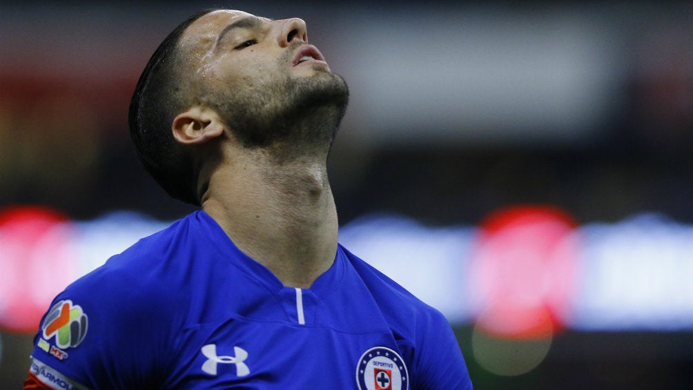 Méndez lamentándose en partido del Cruz Azul 