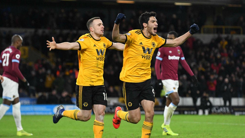 Raúl Jiménez celebra su anotación frente al West Ham