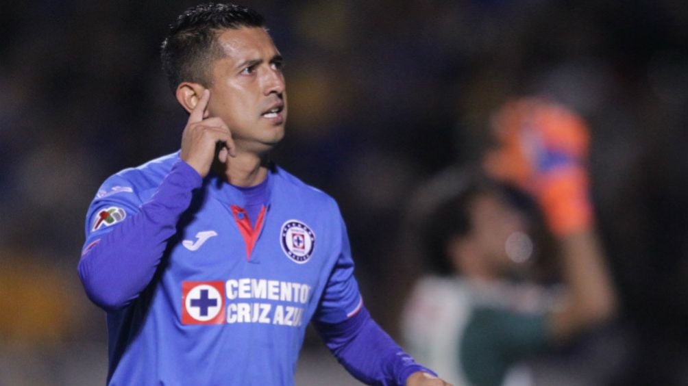 Elías Hernández festeja un gol con Cruz Azul