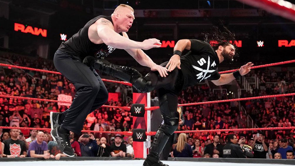 Brock Lesnar recibe una patada de Seth Rollins