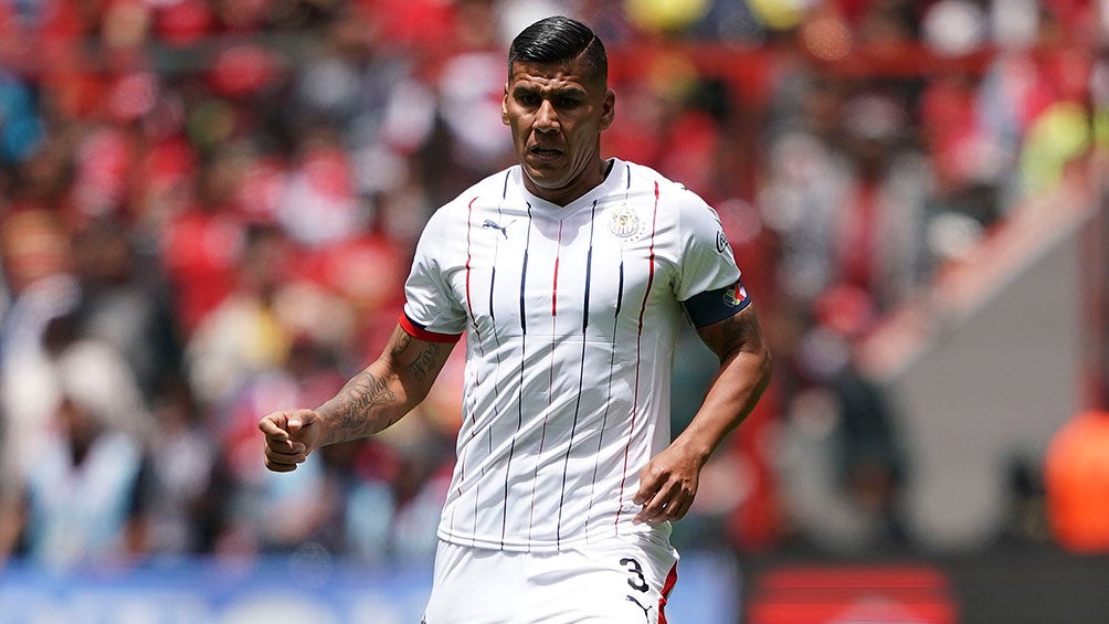 Carlos Salcido en un partido de Chivas