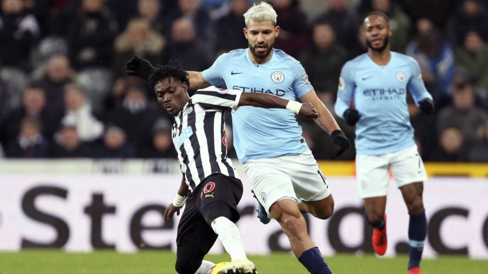 Christian Atsu le roba el balón a Sergio Agüero