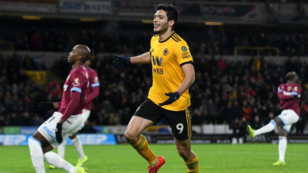 Raúl Jiménez celebra uno de sus goles contra el West Ham