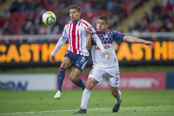 Acción durante el encuentro entre Chivas y Cimarrones 