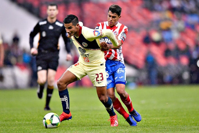 Antonio López disputando el balón 