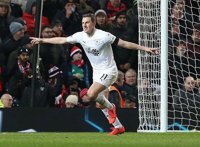 Chris Wood festeja un gol contra los Red Devils