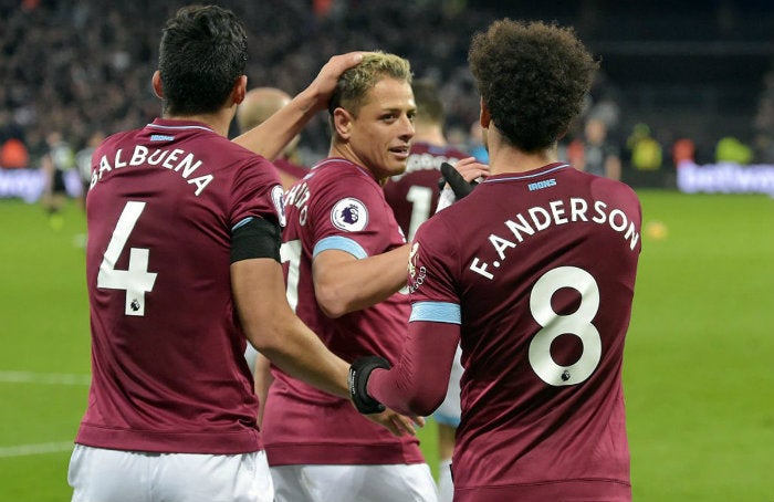 Chicharito festeja un gol con los Hammers