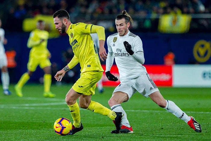 El mexicano pelea un balón con Gareth Bale