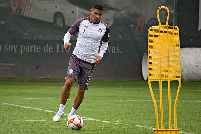 Salcido en un entrenamiento con Chivas