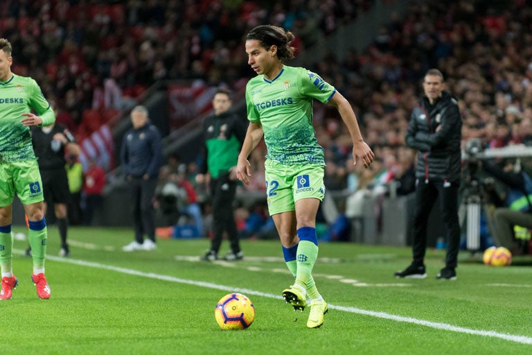 Diego Lainez en un partido con el Betis