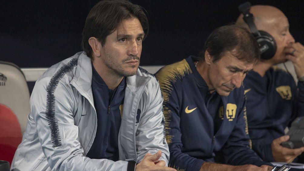 Marioni observa el duelo de Pumas en el Estadio Jalisco 