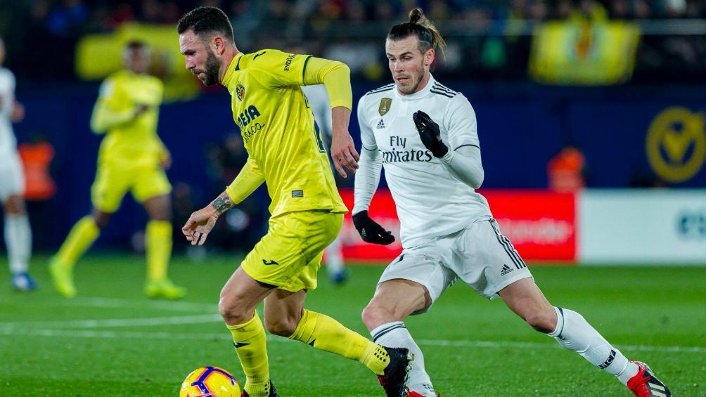 Layún conduce el balón ante la persecución de Gareth Bale 