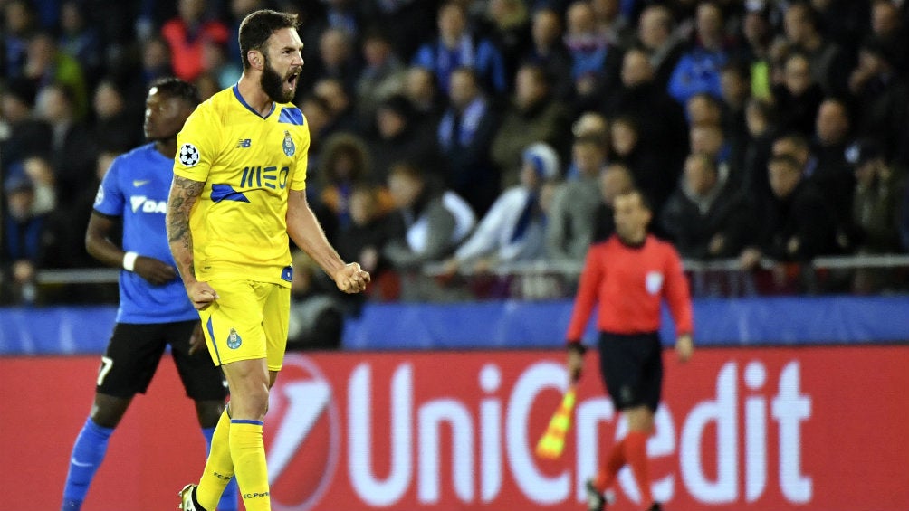 Miguel Layún celebra una anotación con el Villarreal