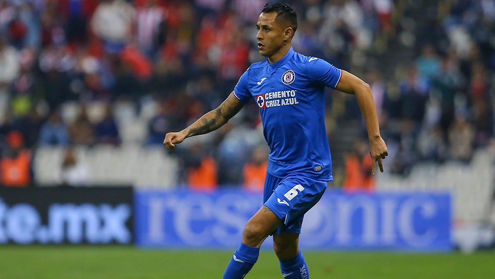 Yotún, durante un juego del Cruz Azul