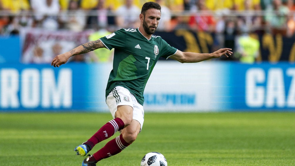 Miguel Layún en acción durante un encuentro ante Suecia 