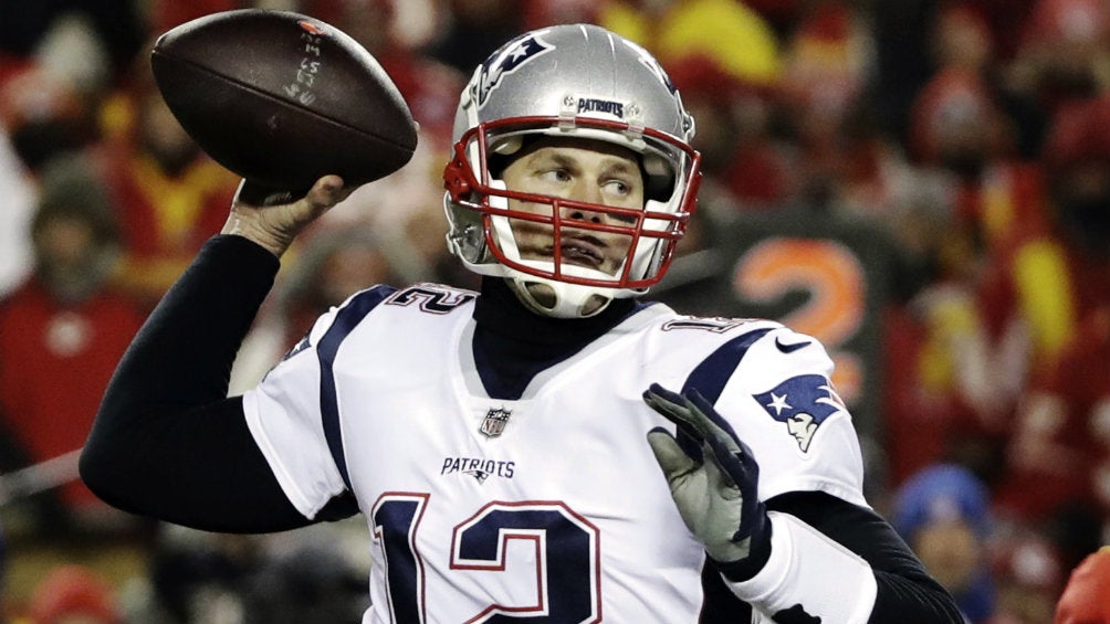 Tom Brady lanza un pase en duelo ante Chiefs 