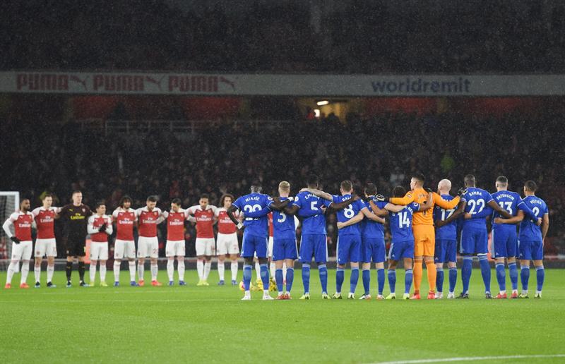 Minuto de silencio por Sala en el juego de Arsenal y Cardiff