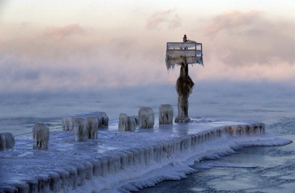 La luz del puerto del lago Michigan cubierto completamente de hielo