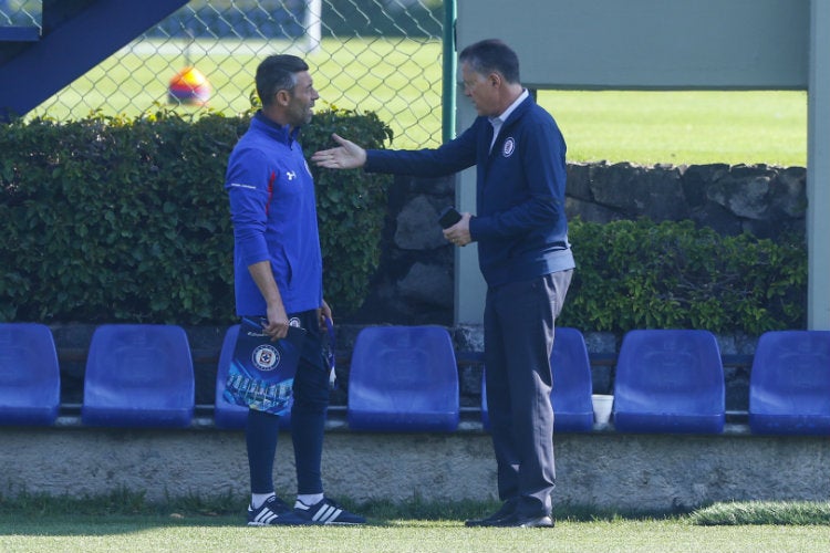 Caixinha y Peláez hablan durante un entrenamiento de Cruz Azul