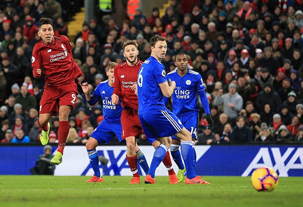 Defensores del Leicester observan trayectoria de disparo de Firmino