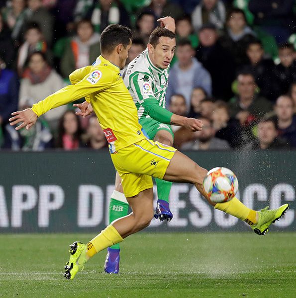 Guardo en disputa por el balón 