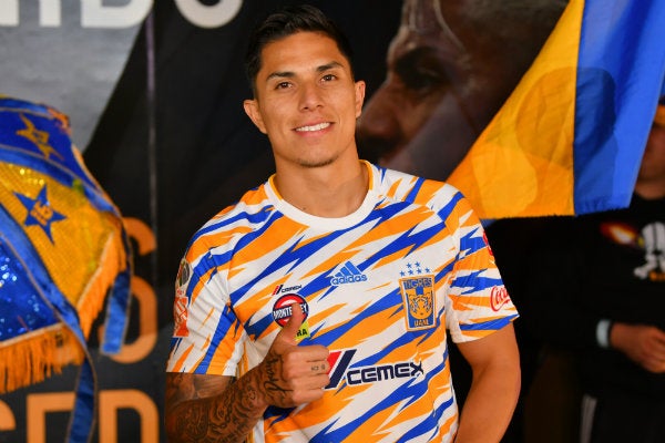 Carlos Salcedo durante su presentación con Tigres