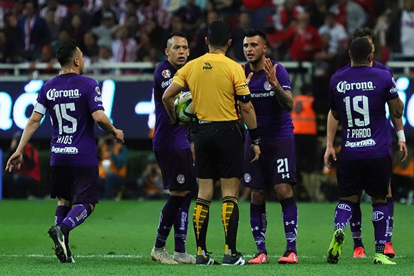 Jugadores de Toluca reclaman gol anulado contra Chivas