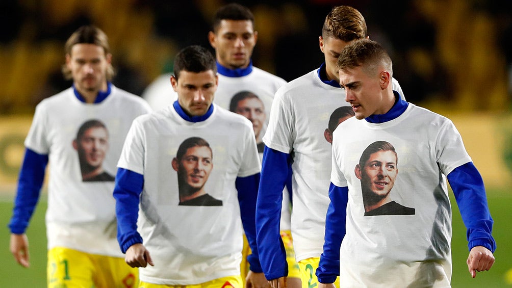 Jugadores del Nantes portan playeras con el rostro de Emiliano Sala