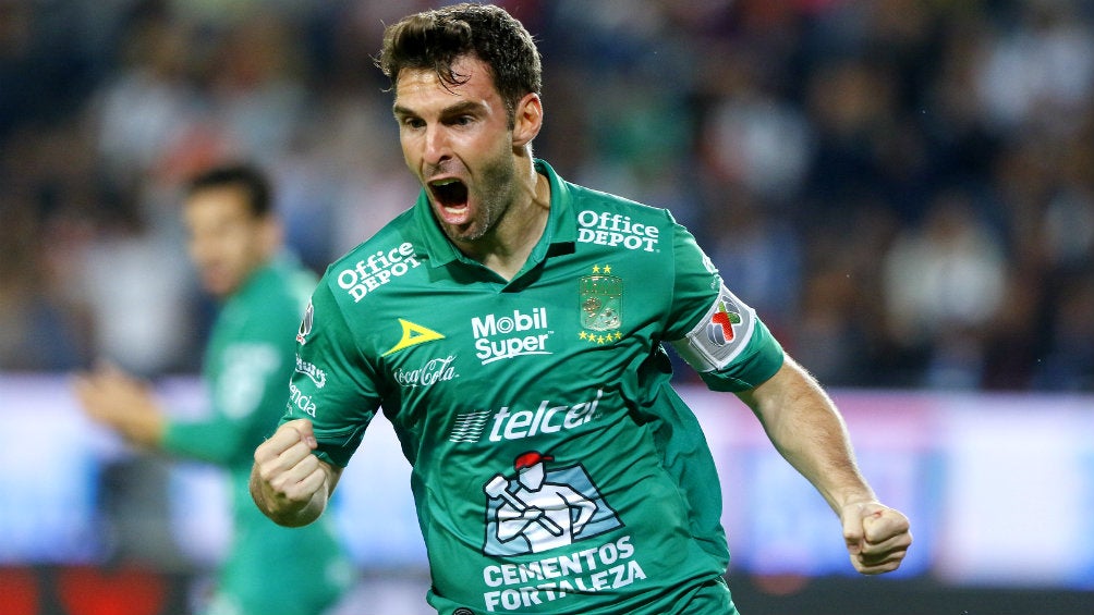 Mauro Boselli, festeja gol en su paso por La Fiera