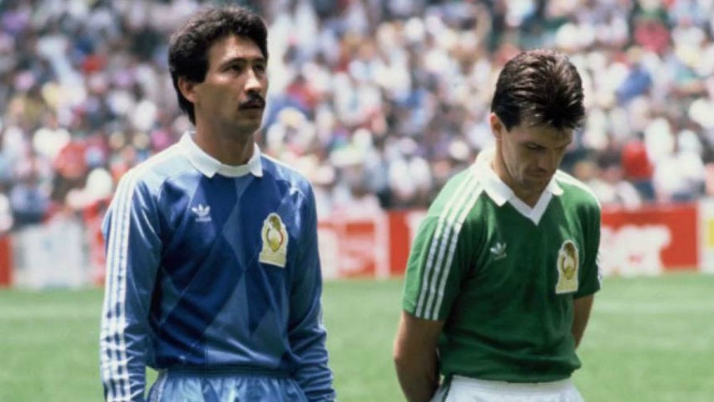 Pablo Larios y Javier Aguirre durante un juego de la Selección