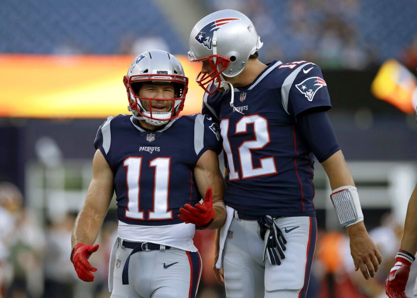 Brady intercambia palabras con Edelman en juego de la NFL