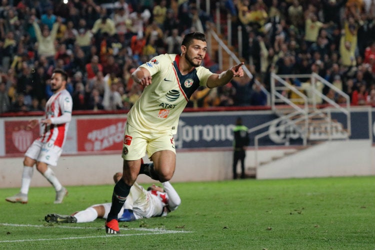 Henry Martín festeja gol contra Necaxa en Copa MX