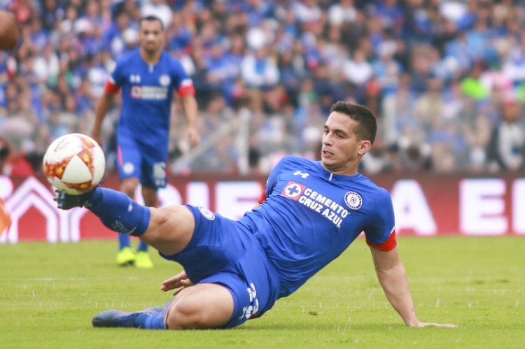 Iván Marcone disputa el esférico en su paso por Cruz Azul