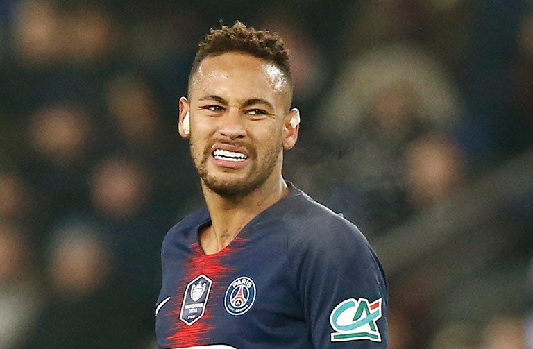 Neymar se lamenta en un juego con el PSG