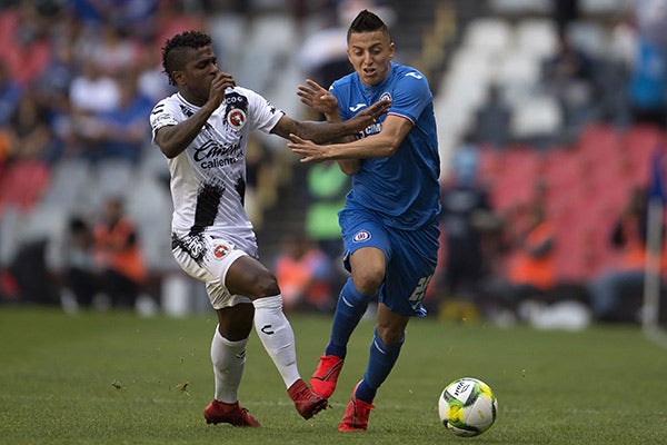 Roberto Alvarado conduce el balón en juego vs Xolos