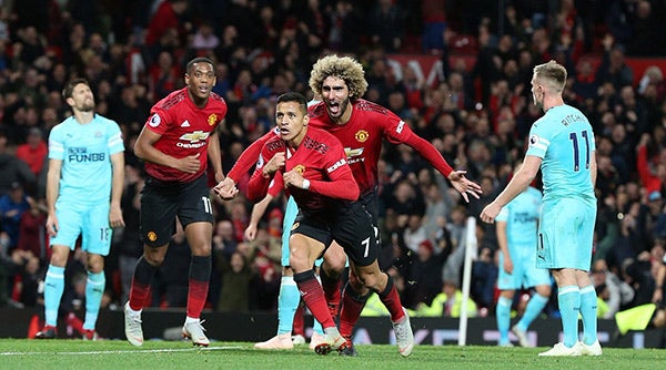 Fellaini celebra un gol de Alexis Sánchez