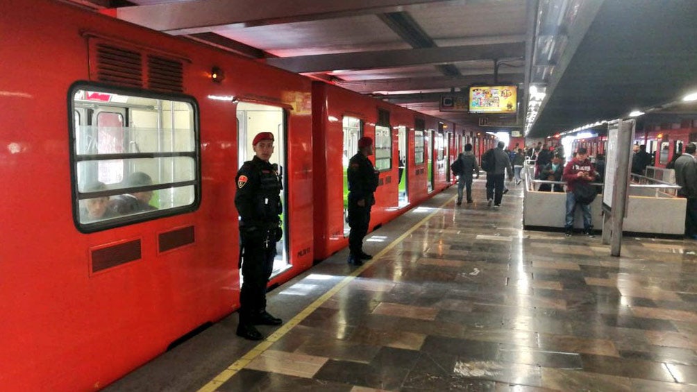 Estación del metro custodiada por elementos de la PBI 