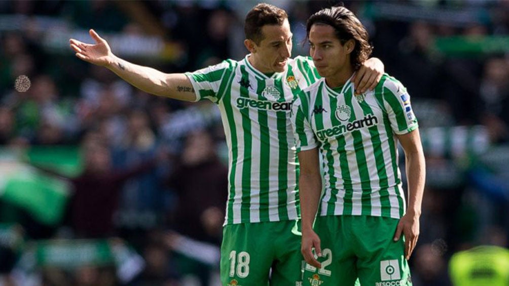 Guardado y Lainez en un partido con el Betis 