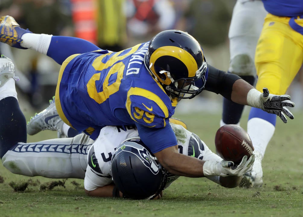 Aaron Donald tackleando a un jugador de los Seahawks