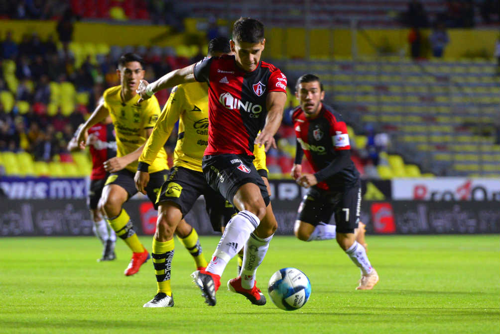 El balón se disputa en el choque entre Atlas y Morelia