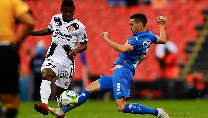 Eustáquio saliendo lesionado del partido ante Xolos 