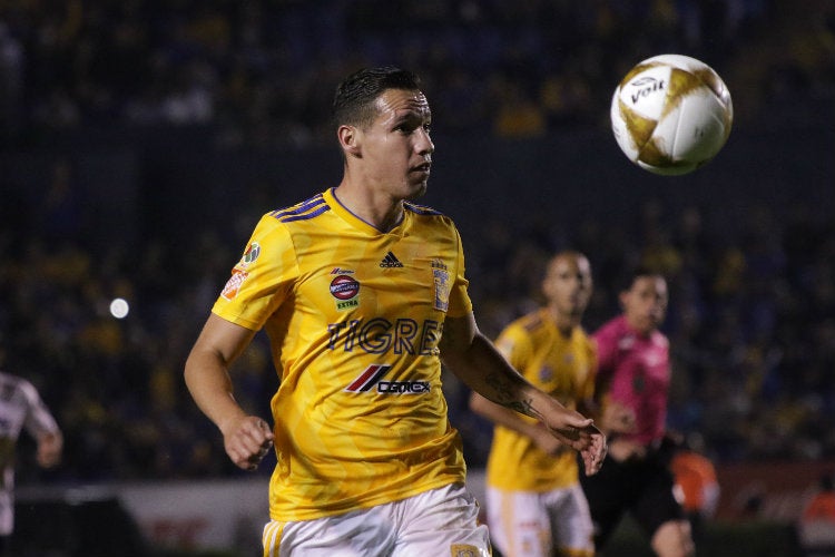 Jesús Dueñas, durante un juego con Tigres