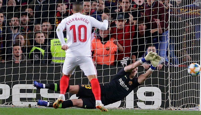 Cillessen atajando un balón 