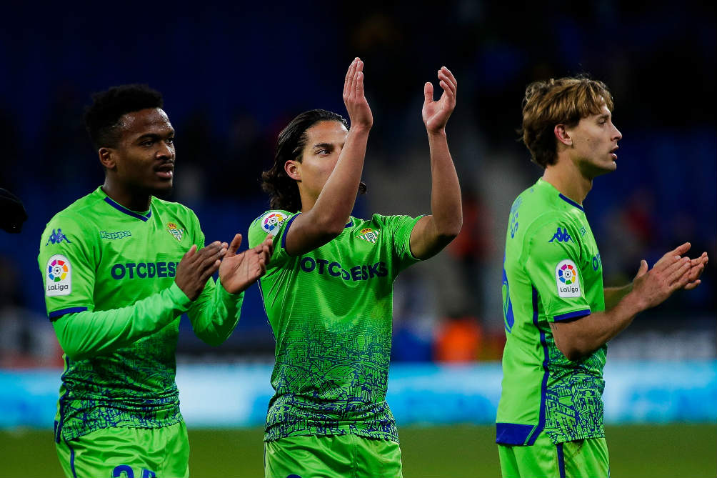 Diego Lainez aplaude a la afición tras juego del Betis